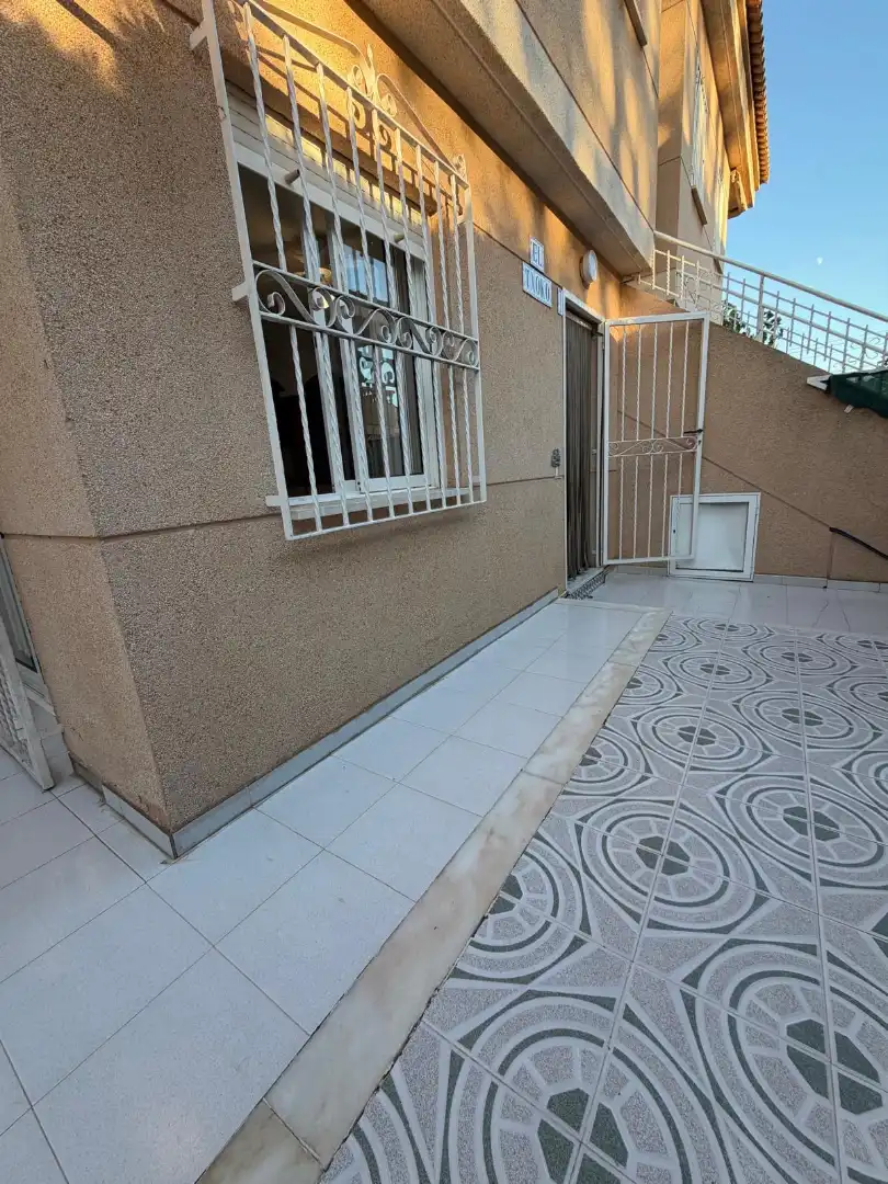 Terrassa de Casa adosada en venda en Torrevieja amb Aire condicionat, Calefacció i Jardí privat