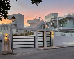 Vista exterior de Casa o xalet en venda en Marbella amb Aire condicionat, Jardí privat i Terrassa