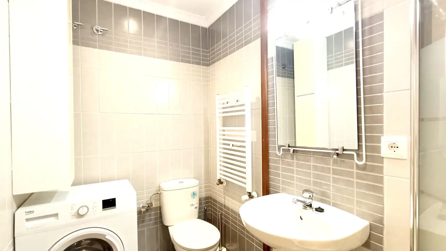 Badezimmer von Wohnung zur Miete in El Astillero   mit Heizung, Parkett und Möbliert