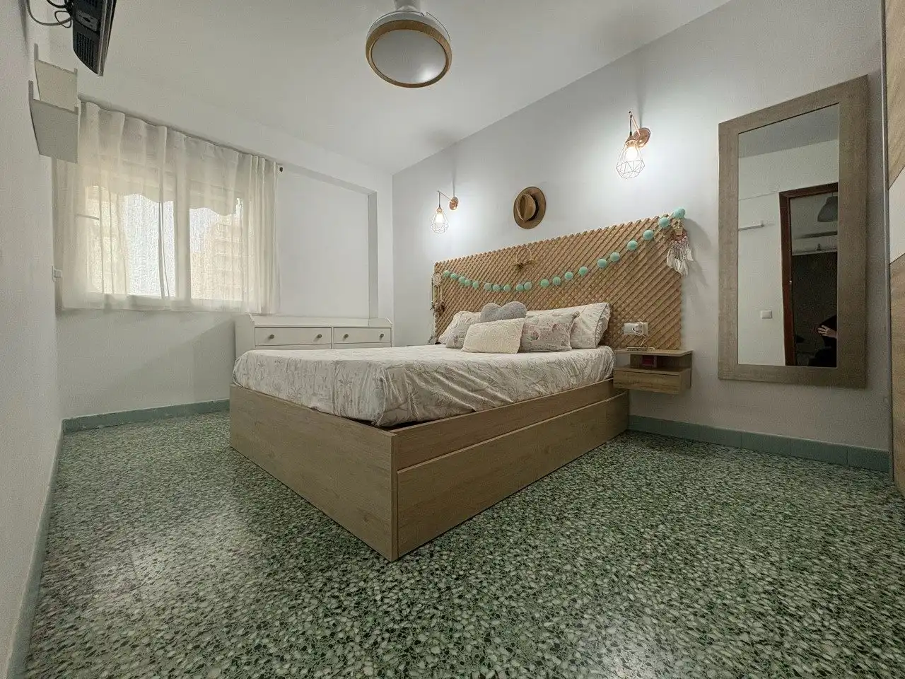 Schlafzimmer von Wohnung zum Verkauf in Cullera mit Klimaanlage, Privatgarten und Terrasse