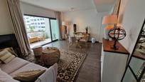 Sala d'estar de Apartament en venda en Estepona amb Aire condicionat, Terrassa i Piscina