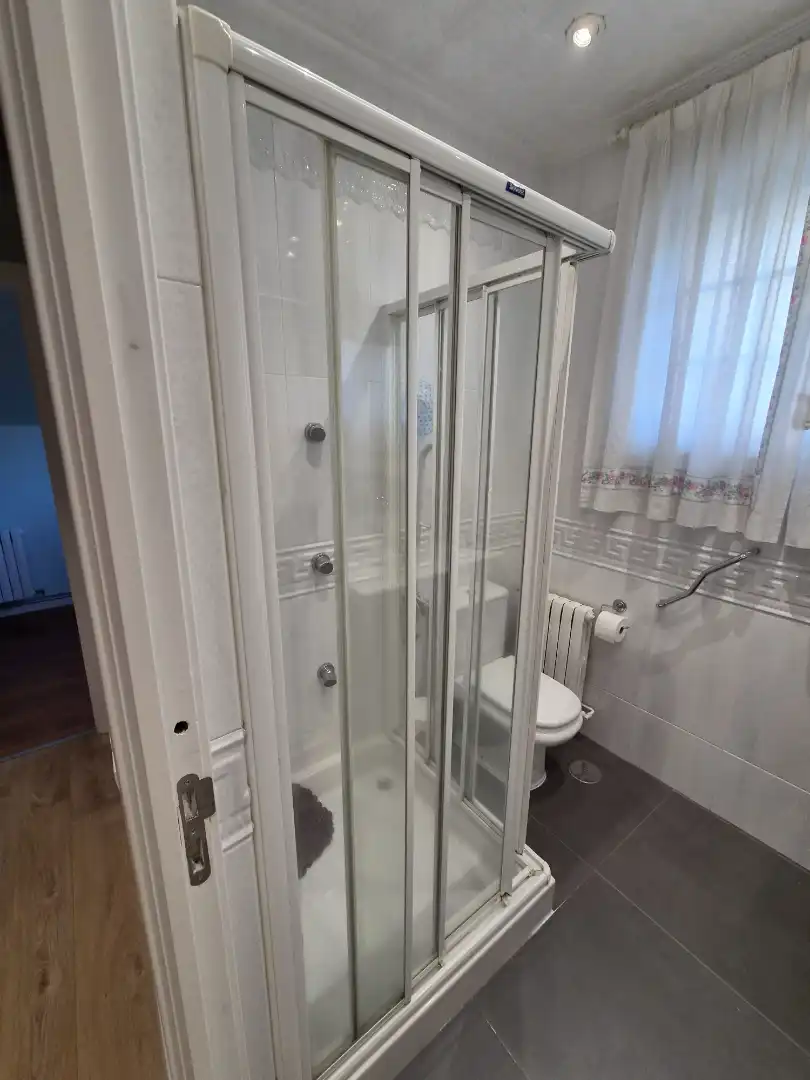 Baño de Casa o chalet en venta en Oleiros con Calefacción, Jardín privado y Parquet