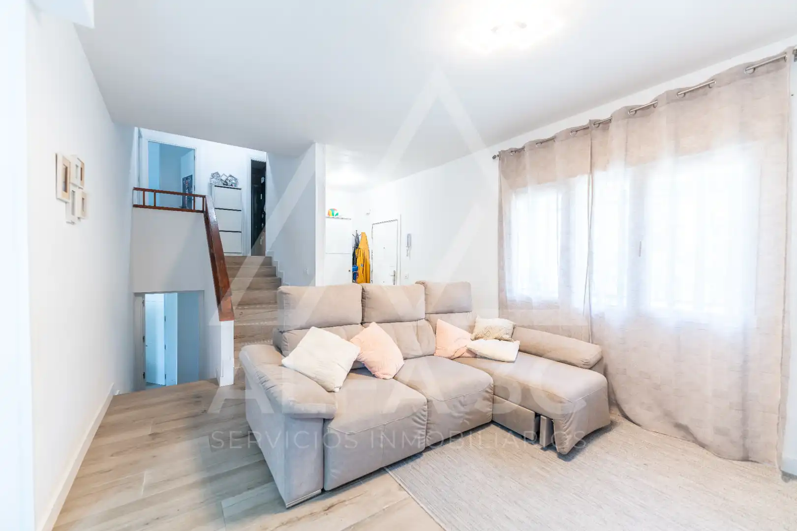 Sala d'estar de Casa adosada en venda en Pedrezuela amb Jardí privat, Terrassa i Traster