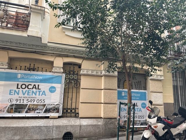 Vista exterior de Local en venda en  Madrid Capital
