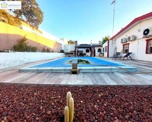 Piscina de Casa o xalet en venda en El Garrobo amb Aire condicionat, Jardí privat i Terrassa