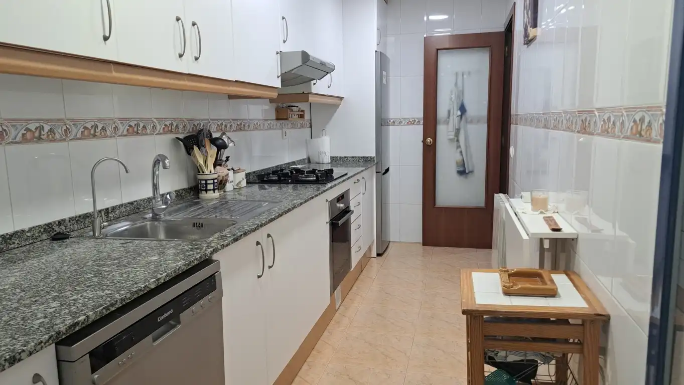 Cuina de Pis de lloguer en Cunit amb Aire condicionat, Calefacció i Moblat