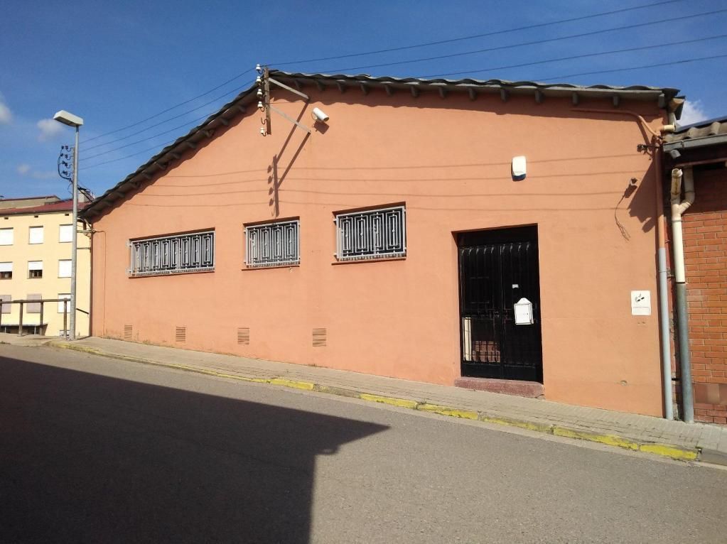 Vista exterior de Nau industrial en venda en La Pobla de Segur