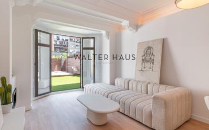 Living room of Flat for sale in  Barcelona Capital  with Air Conditioner, Heating and Private garden