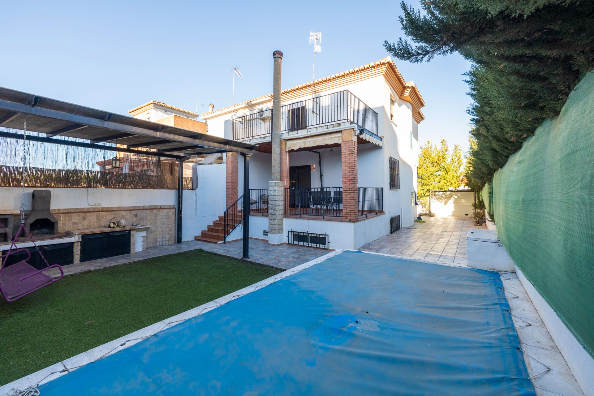 Exterior view of Single-family semi-detached for sale in Las Gabias  with Air Conditioner, Private garden and Parquet flooring