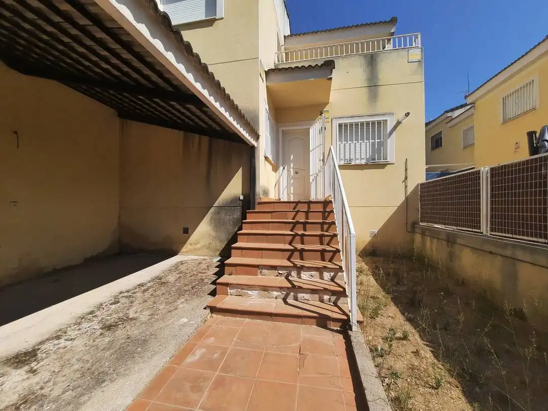 Vista exterior de Casa adosada en venda en Escalona amb Calefacció i Alarma