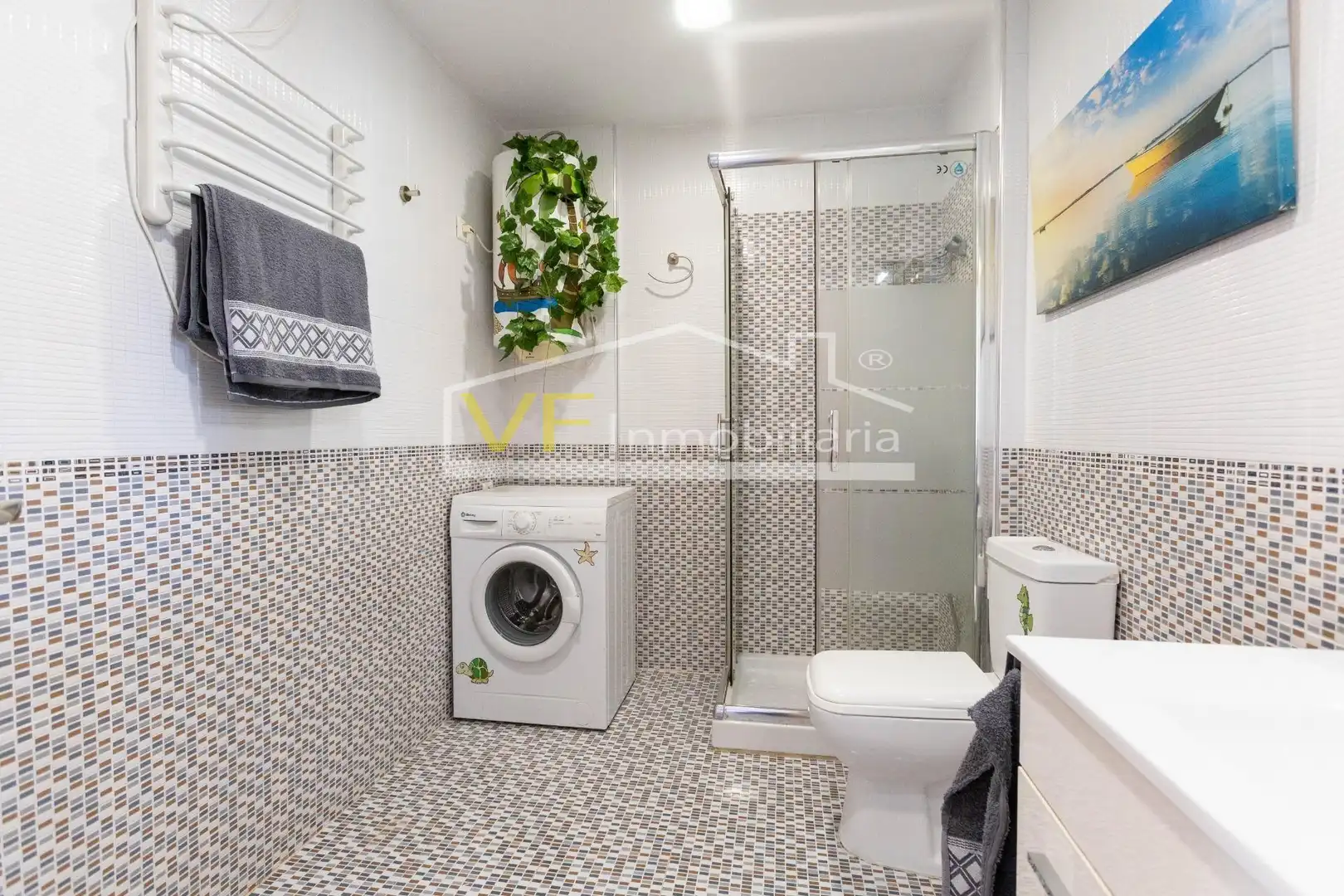 Bany de Apartament en venda en Torremolinos amb Jardí privat, Terrassa i Piscina comunitària