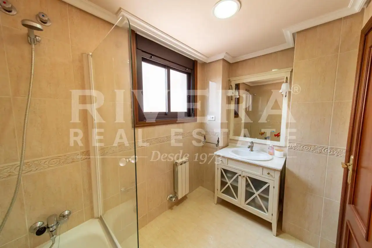 Bathroom of Flat for sale in Vigo   with Heating, Parquet flooring and Storage room