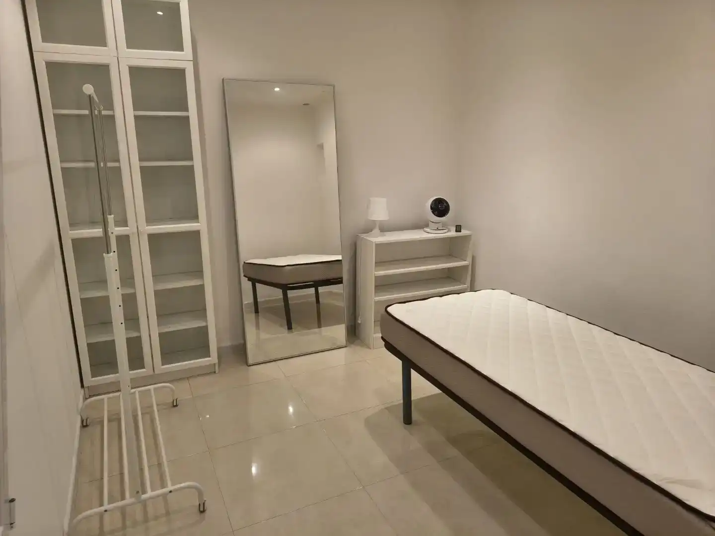 Schlafzimmer von Erdgeschoss zur Miete in  Madrid Capital