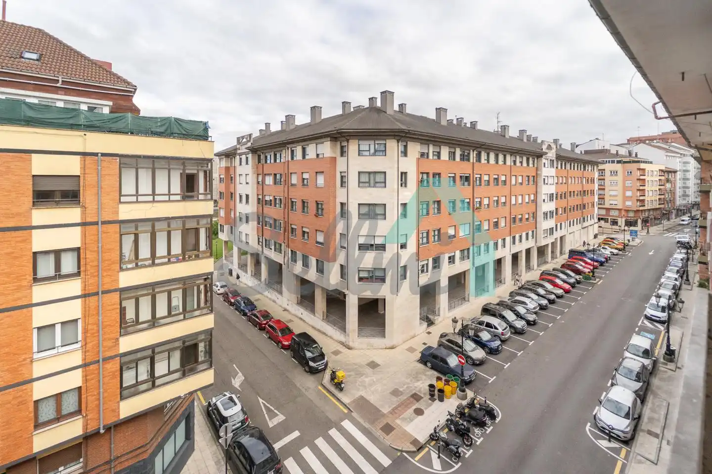 Vista exterior de Pis en venda en Oviedo  amb Calefacció, Parquet i Traster