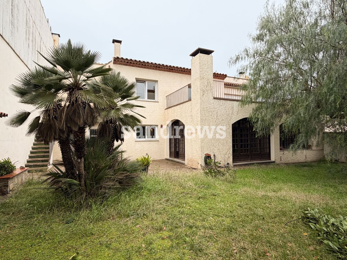 Exterior view of Single-family semi-detached for sale in Figueres  with Heating, Private garden and Terrace