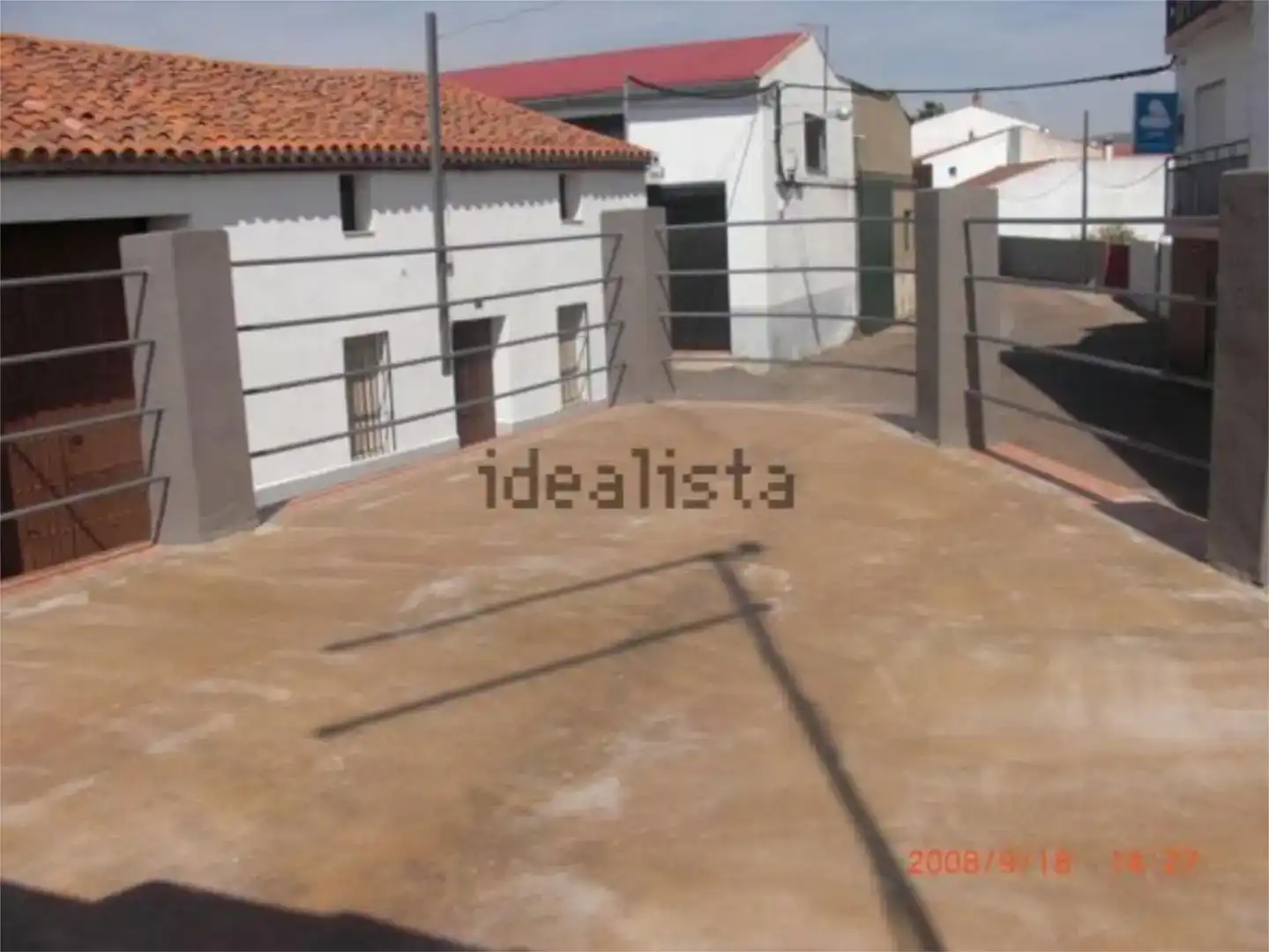 Vista exterior de Casa adosada en venda en Zorita amb Traster