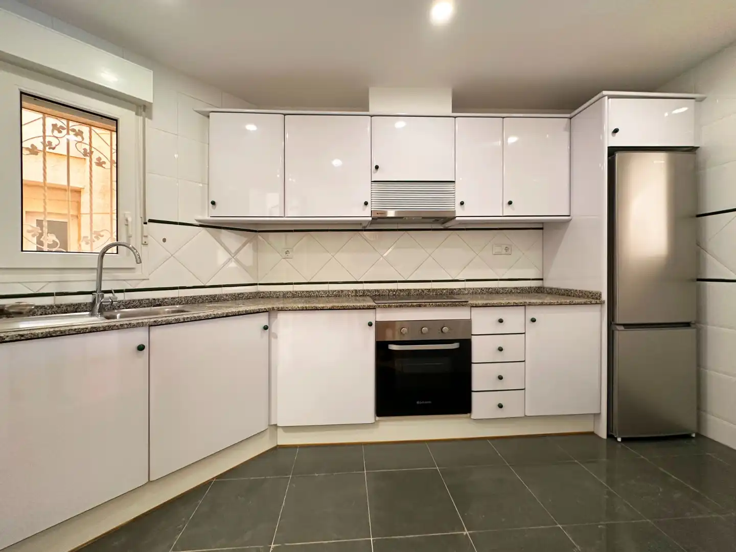 Cuina de Planta baixa en venda en Orihuela amb Aire condicionat, Jardí privat i Terrassa