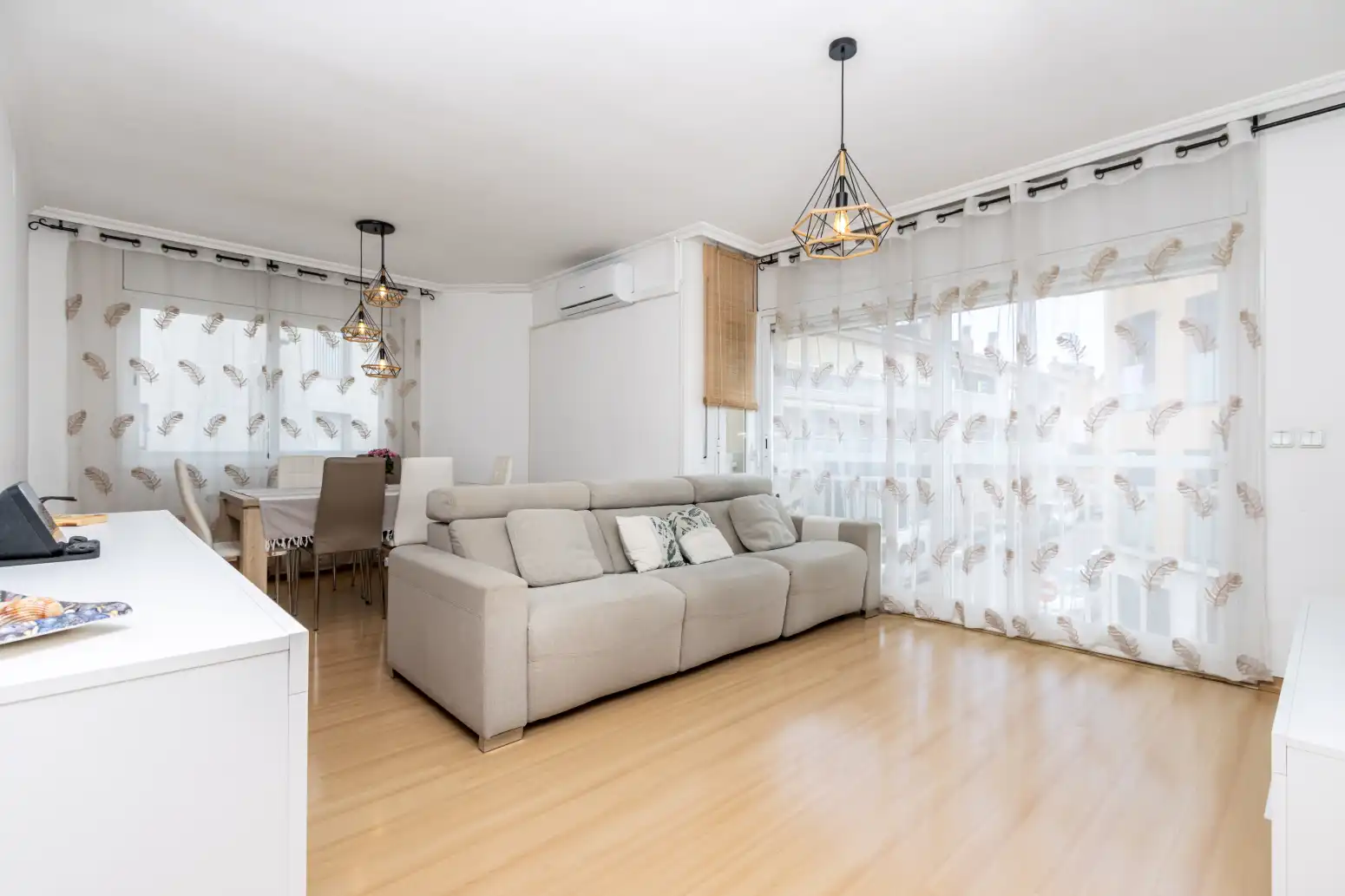 Living room of Flat for sale in Terrassa  with Air Conditioner, Heating and Parquet flooring