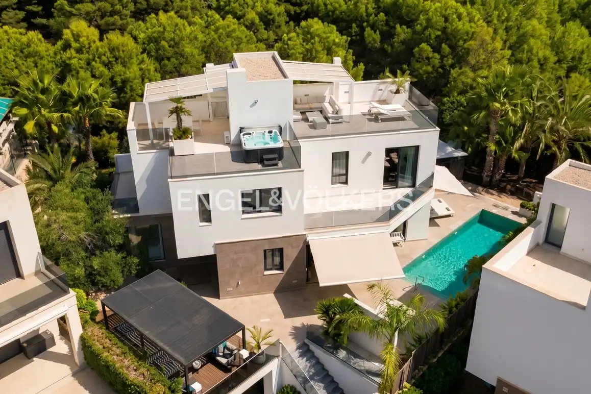Detached house with pool for sale in Calle Copenhague, imagen 2