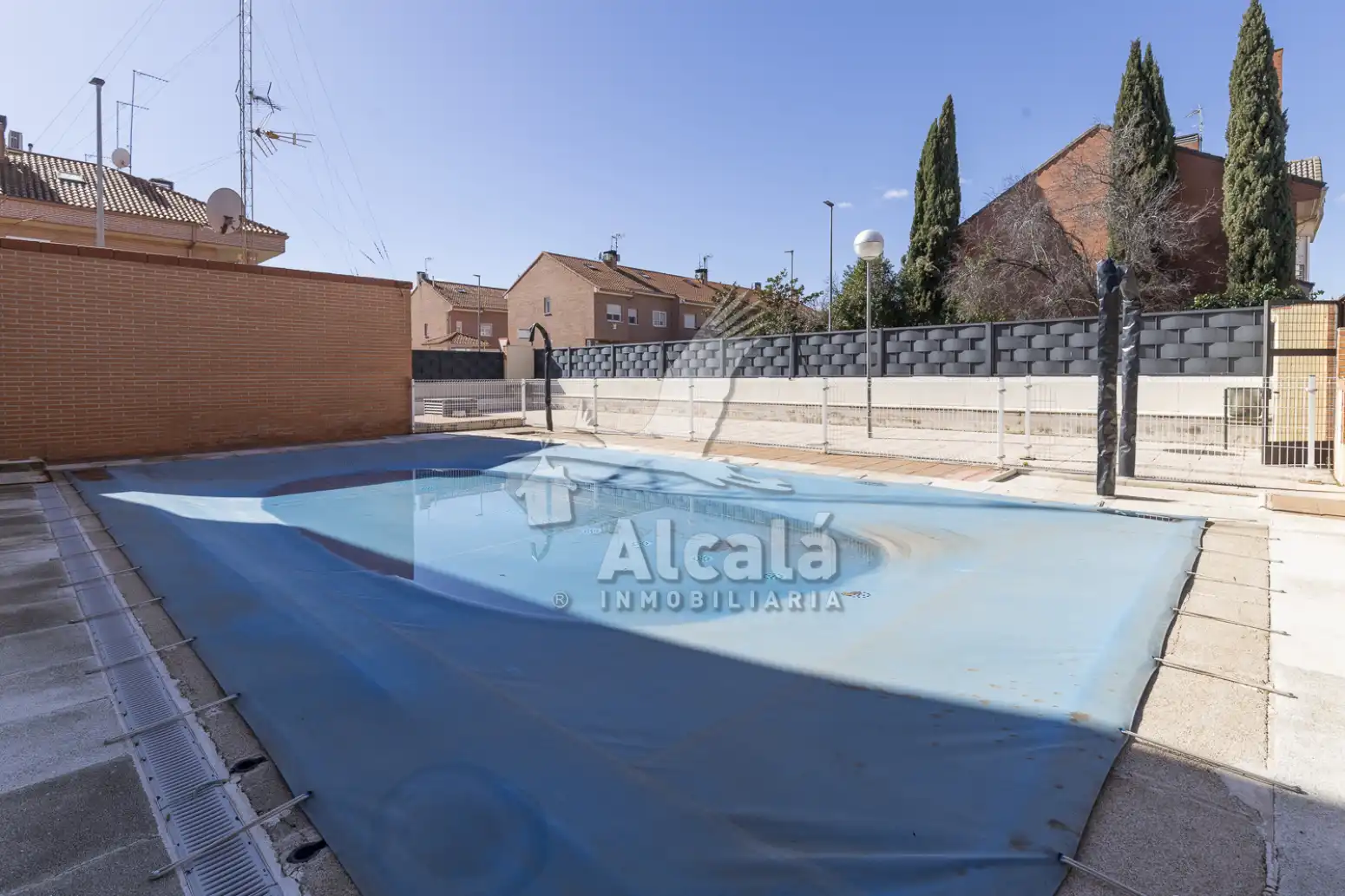 Schwimmbecken von Einfamilien-Reihenhaus zum Verkauf in Alcalá de Henares mit Heizung, Parkett und Schwimmbad