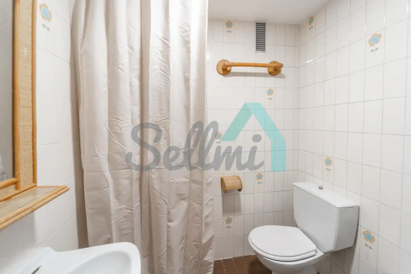Bathroom of Flat for share in Oviedo   with Heating, Parquet flooring and Furnished