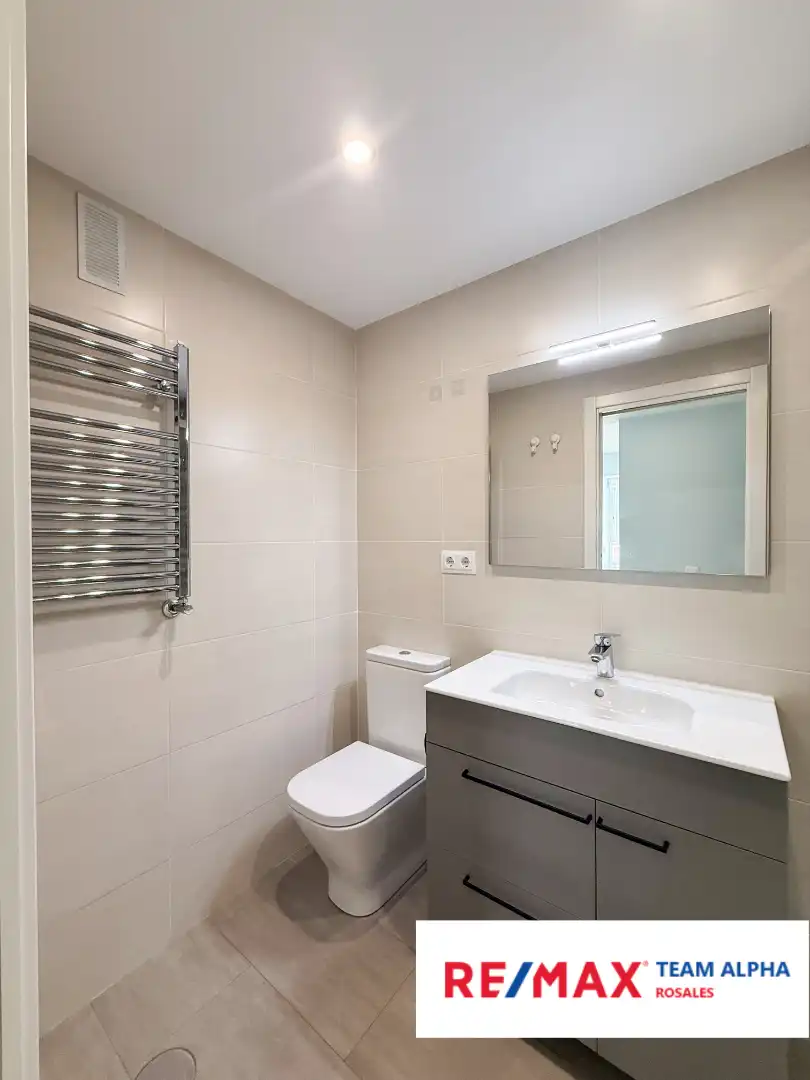 Bathroom of Flat for sale in Madrid  with Heating, Private garden and Parquet flooring