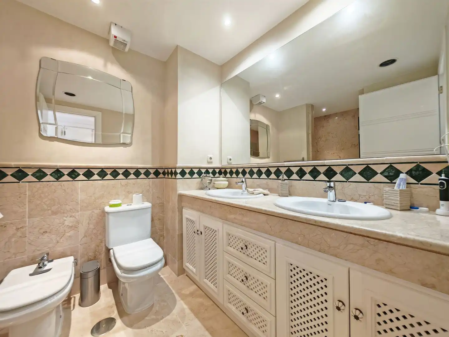 Badezimmer von Wohnungen zum Verkauf in Marbella mit Terrasse, Möbliert und Gemeinschaftspool