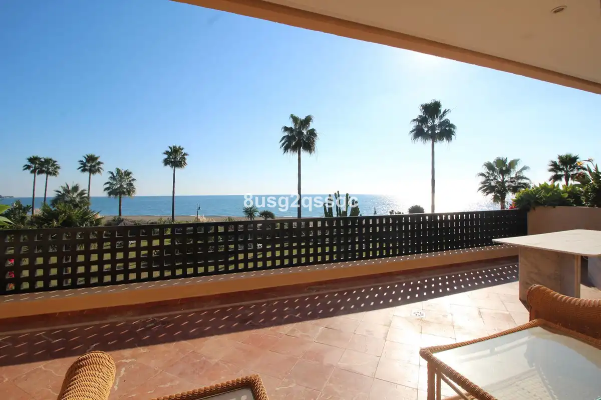 Vista exterior de Àtic en venda en Estepona amb Terrassa