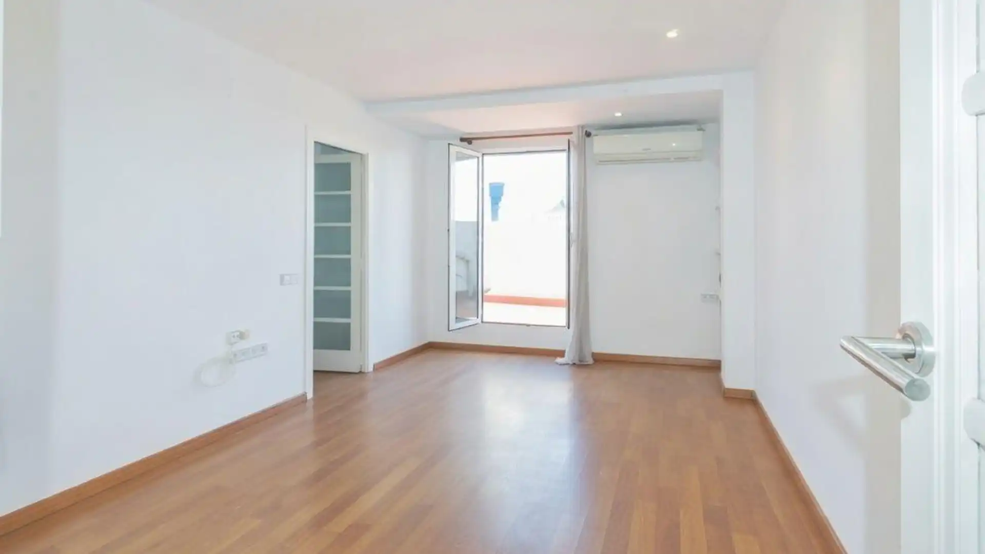 Dormitori de Àtic de lloguer en  Valencia Capital amb Aire condicionat, Calefacció i Terrassa