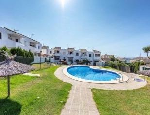 Vista exterior de Casa adosada en venda en Tarifa amb Terrassa i Piscina comunitària