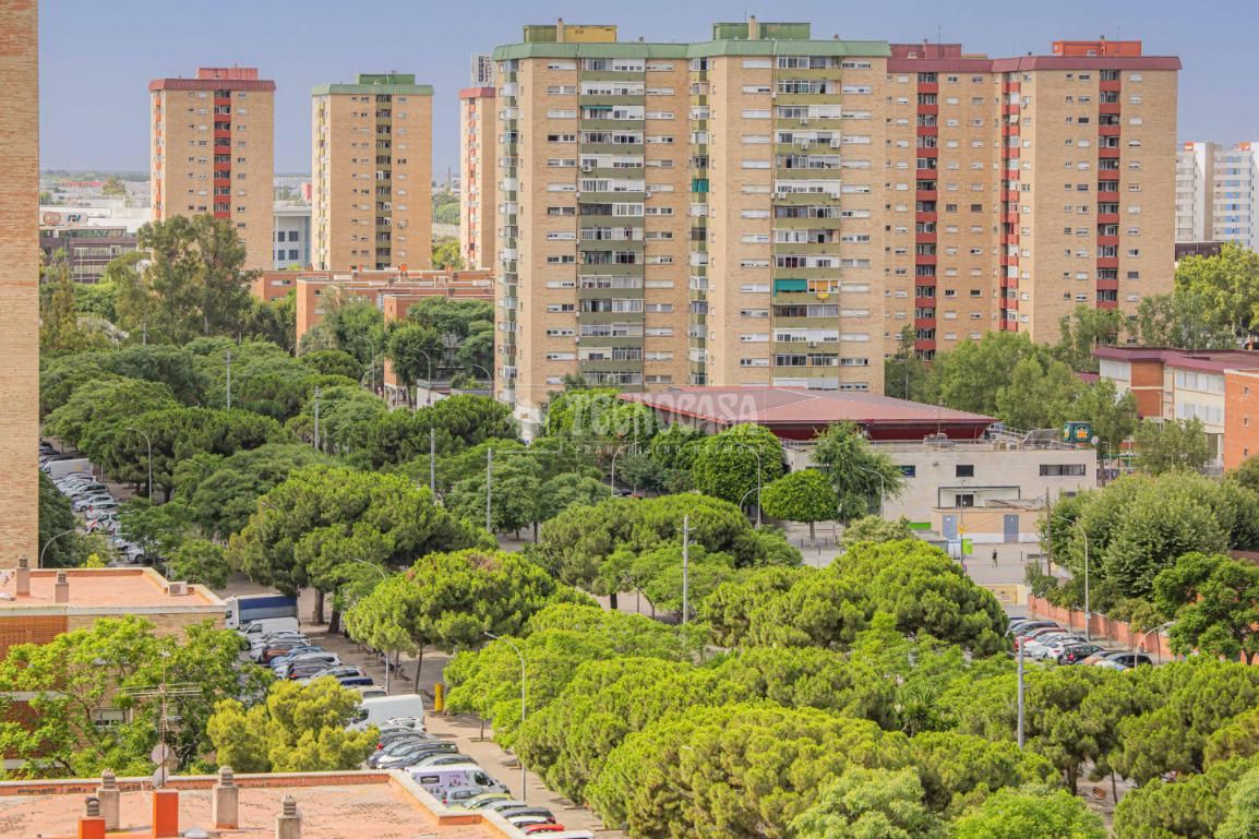 Vista exterior de Pis en venda en L'Hospitalet de Llobregat amb Aire condicionat i Balcó