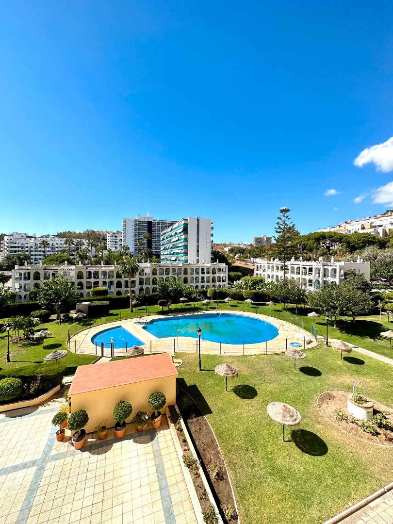 Vista exterior de Pis de lloguer en Benalmádena amb Terrassa, Moblat i Piscina comunitària