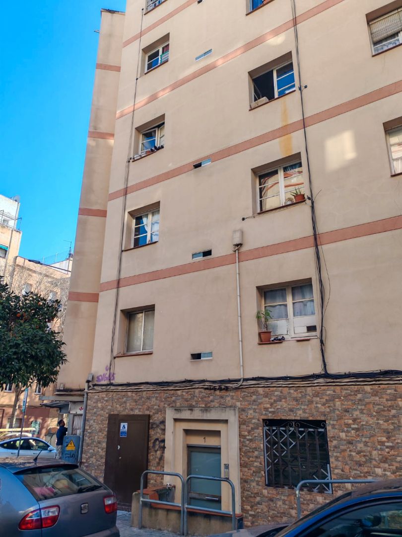 Vista exterior de Edifici en venda en L'Hospitalet de Llobregat