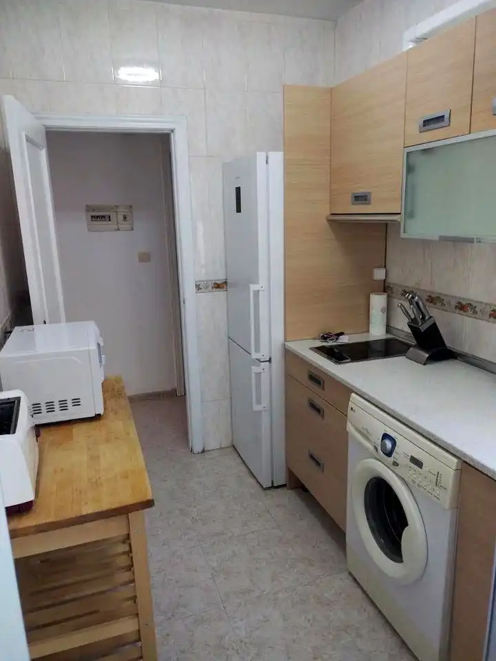 Cuina de Pis de lloguer en Granada amb Aire condicionat i Moblat