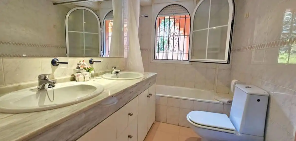 Bathroom of Ground floor for sale in Marbella  with Air Conditioner, Terrace and Swimming Pool