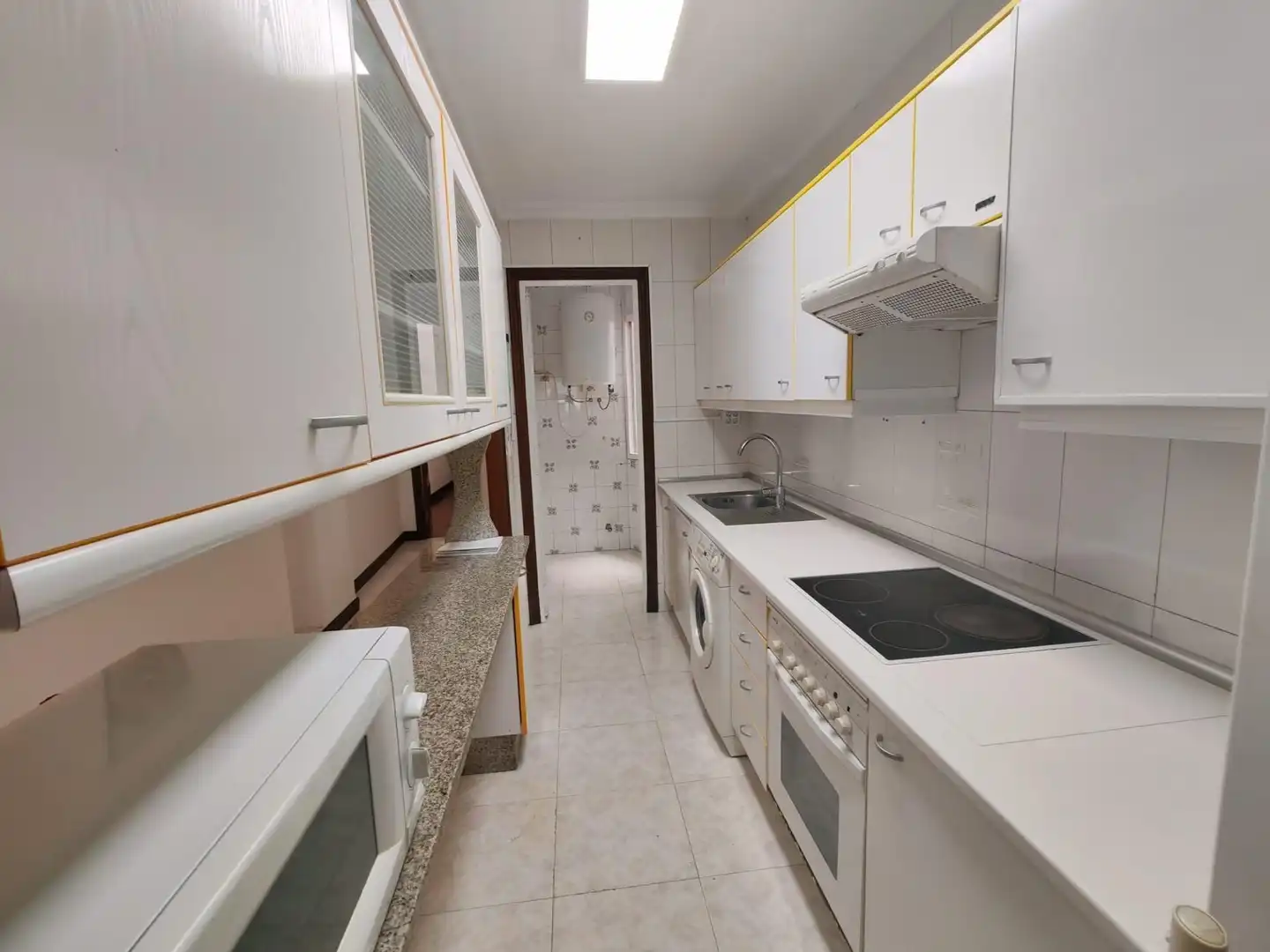 Cocina de Piso en venta en Vigo  con Calefacción, Trastero y Balcón