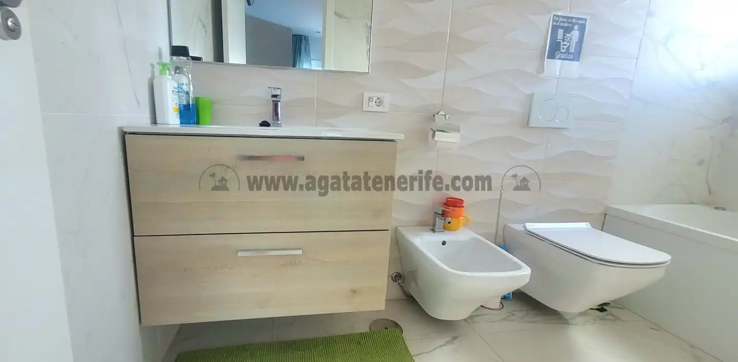 Bany de Casa o xalet en venda en Guía de Isora amb Aire condicionat, Terrassa i Moblat