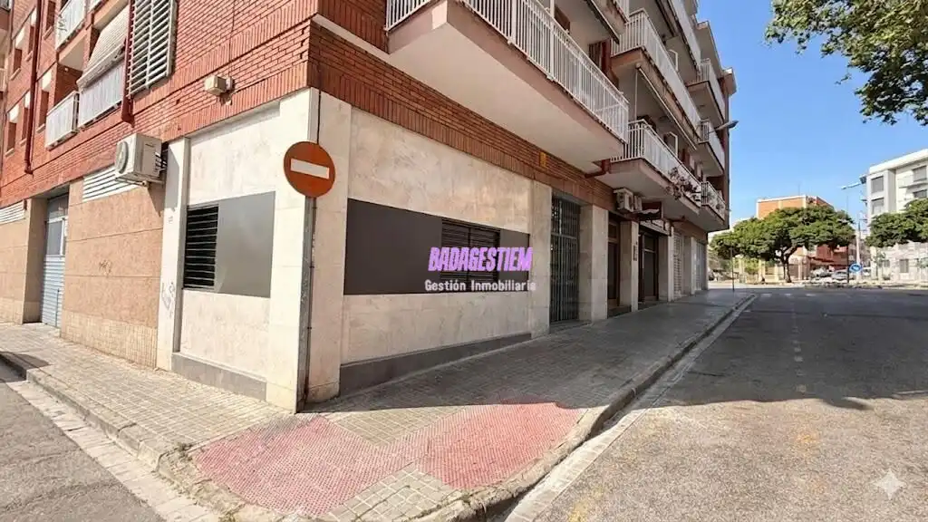 Ground floor for sale in Badalona  with Air Conditioner