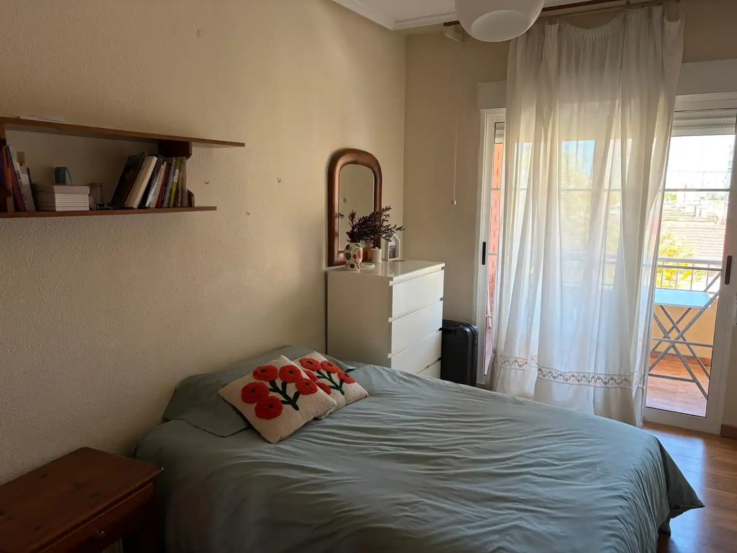 Habitación de Piso para compartir en Cartagena con Aire acondicionado y Parquet