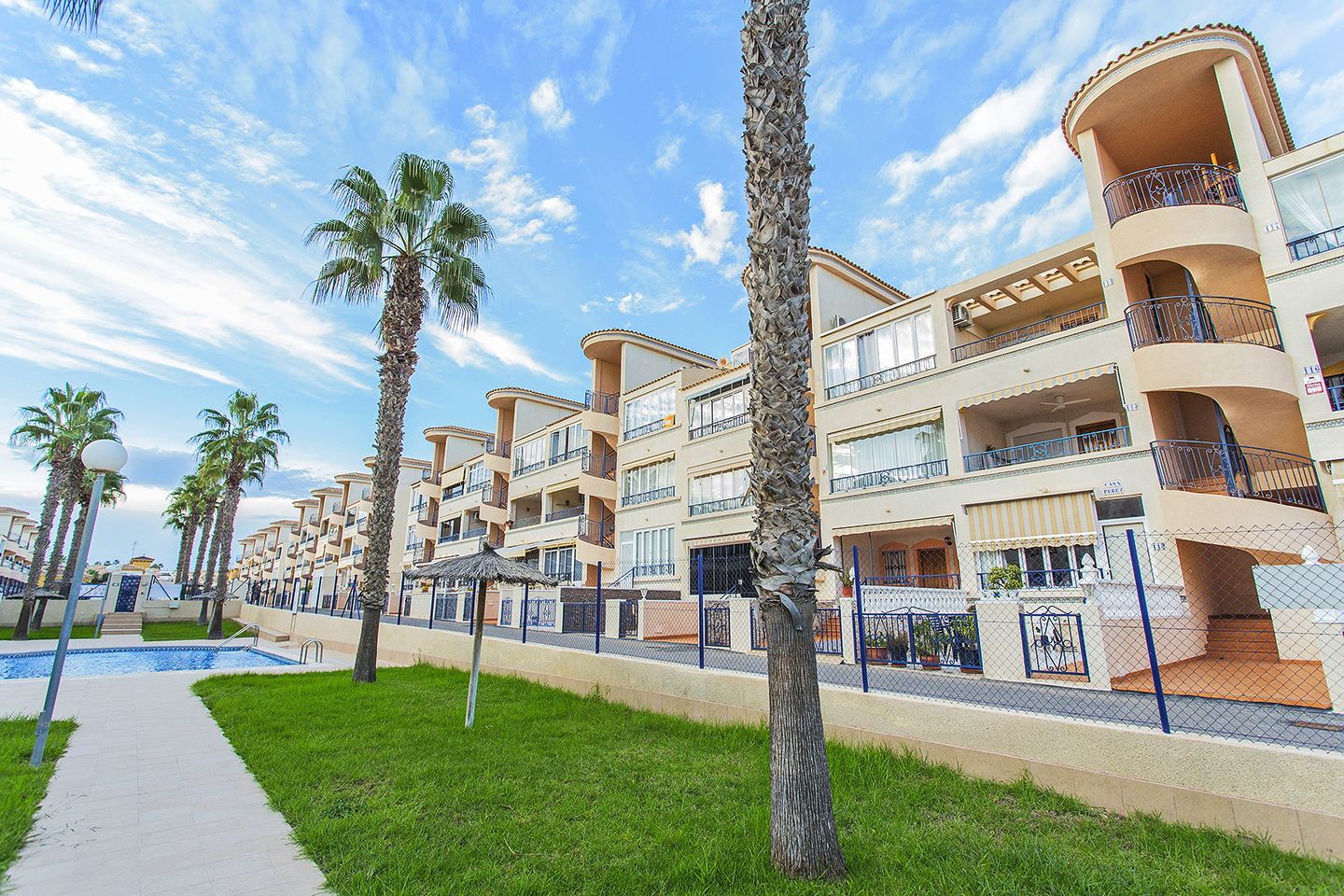 Vista exterior de Àtic en venda en Orihuela amb Aire condicionat, Calefacció i Terrassa
