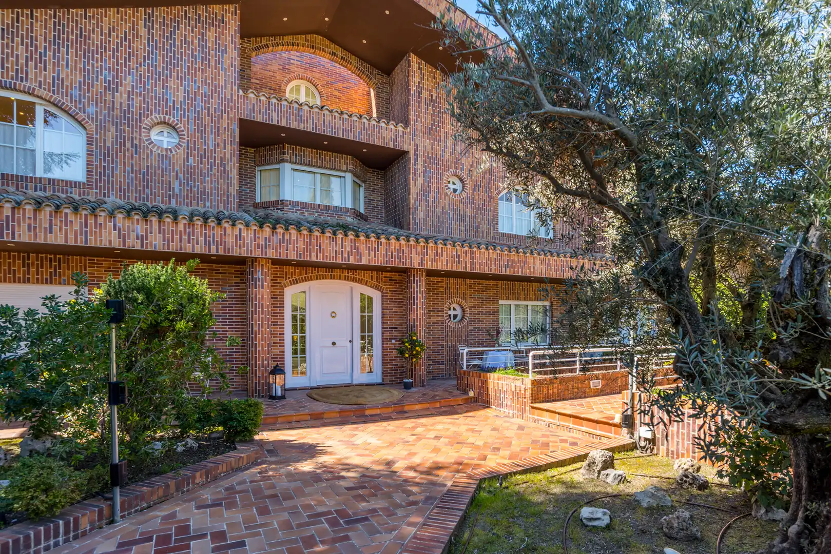 Vista exterior de Casa o xalet de lloguer en Pozuelo de Alarcón amb Aire condicionat, Calefacció i Jardí privat