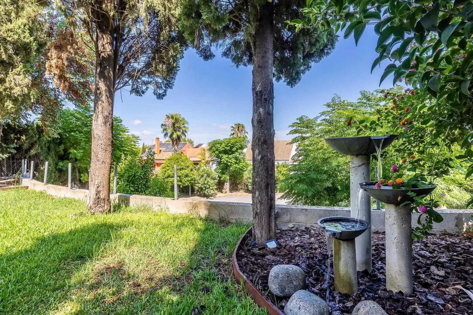 Vista exterior de Casa o xalet en venda en Mairena del Aljarafe amb Aire condicionat, Calefacció i Jardí privat