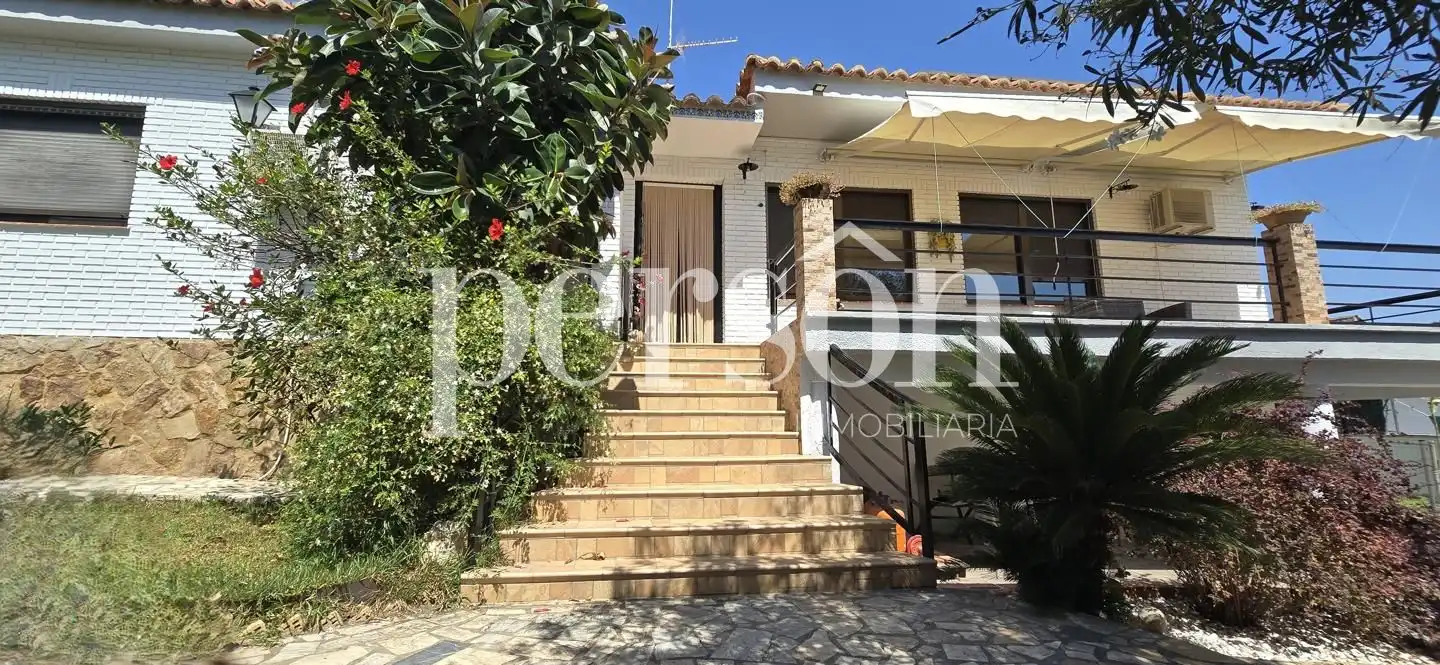 Vista exterior de Casa o chalet en venta en Chiva con Aire acondicionado, Jardín privado y Terraza