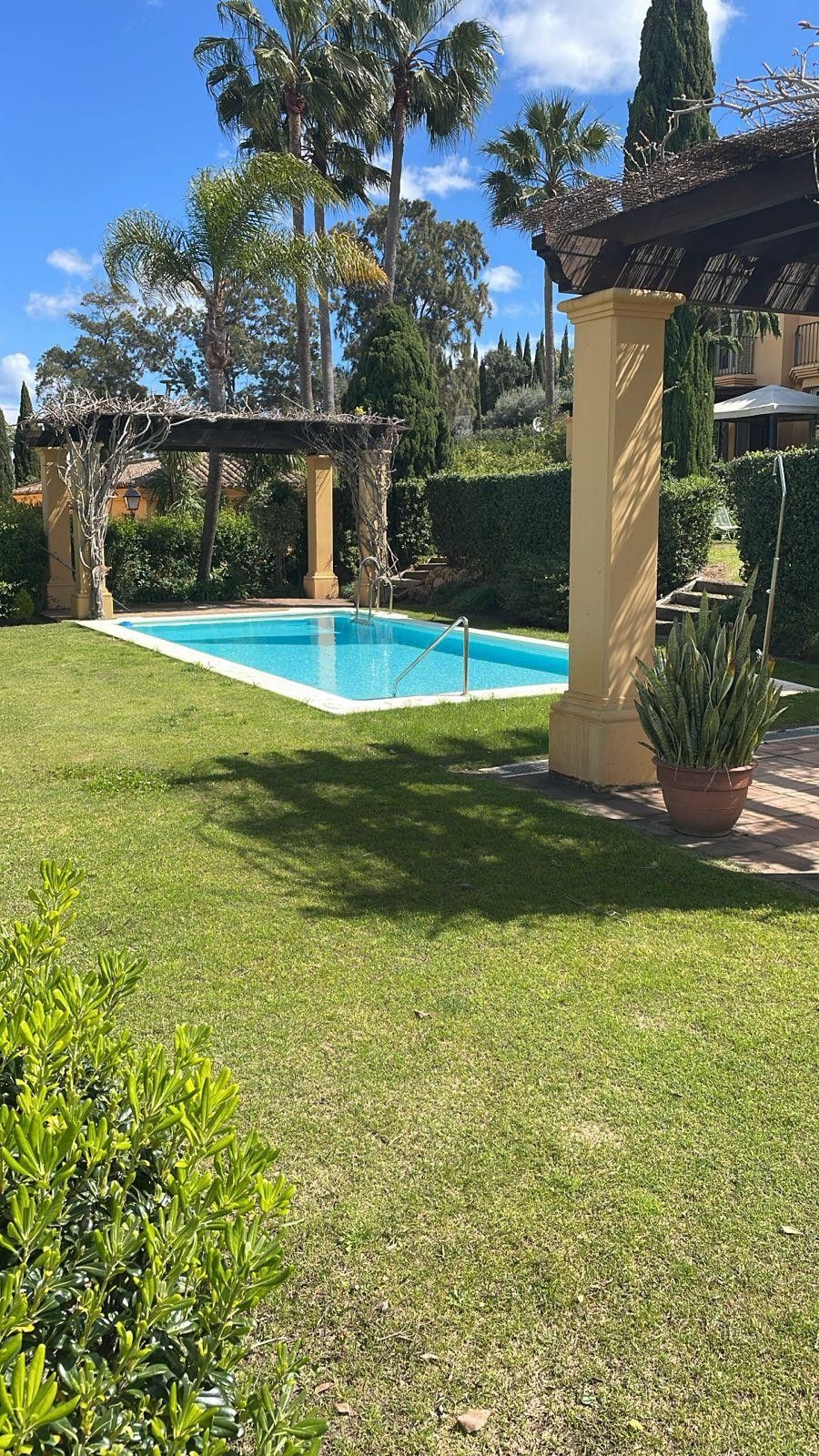 Piscina de Casa adosada en venta en Sotogrande con Aire acondicionado, Calefacción y Jardín privado