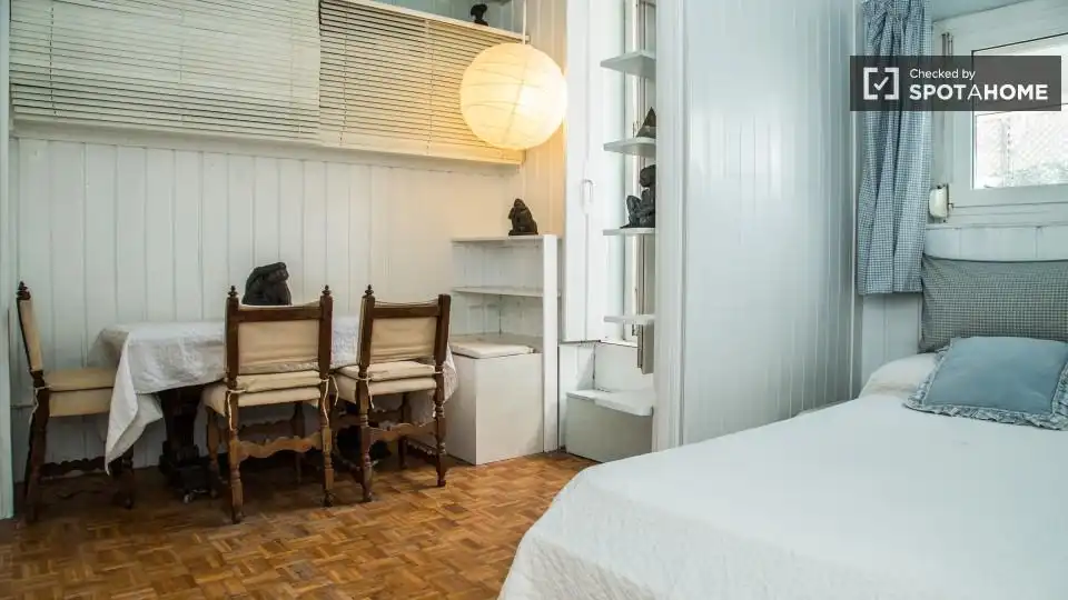 Room in Sant Gervasi- Galvany
