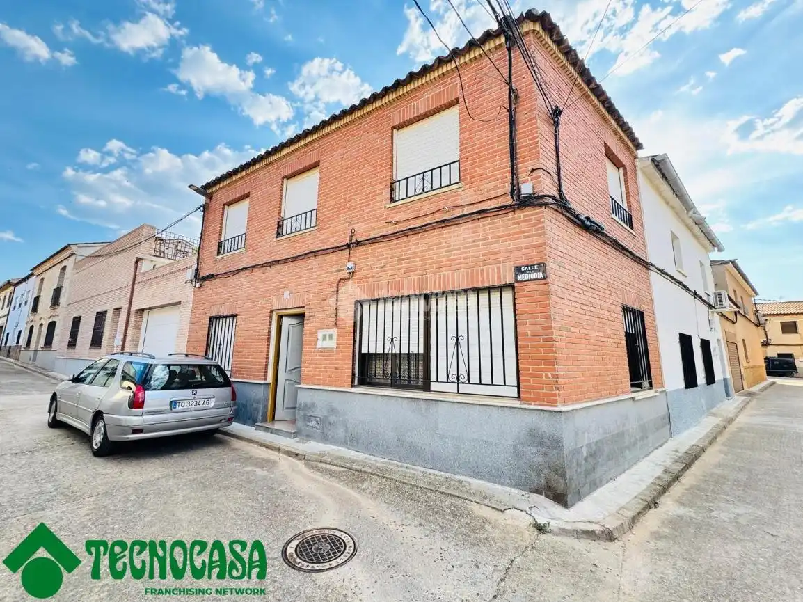 Vista exterior de Casa adosada en venta en Los Navalmorales con Aire acondicionado y Terraza