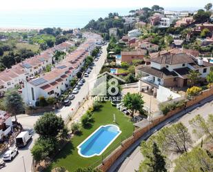 Vista exterior de Casa o xalet en venda en Arenys de Mar amb Calefacció, Jardí privat i Terrassa