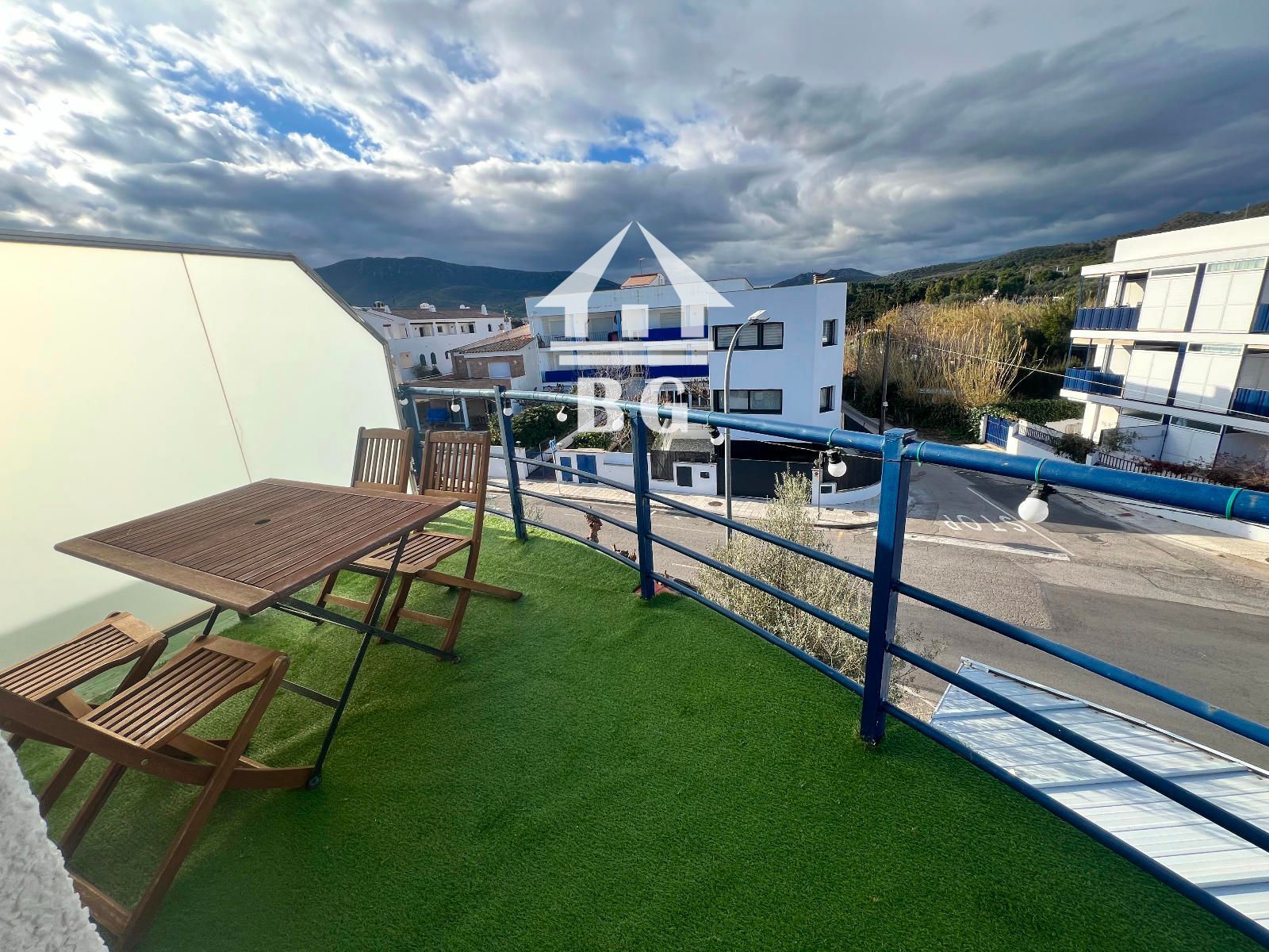 Außenansicht von Einfamilien-Reihenhaus zum Verkauf in Llançà mit Klimaanlage, Heizung und Privatgarten