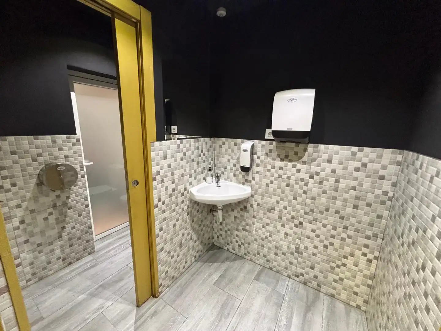 Business premises for transfer in Carrer d'En Prim 128, imagen 4