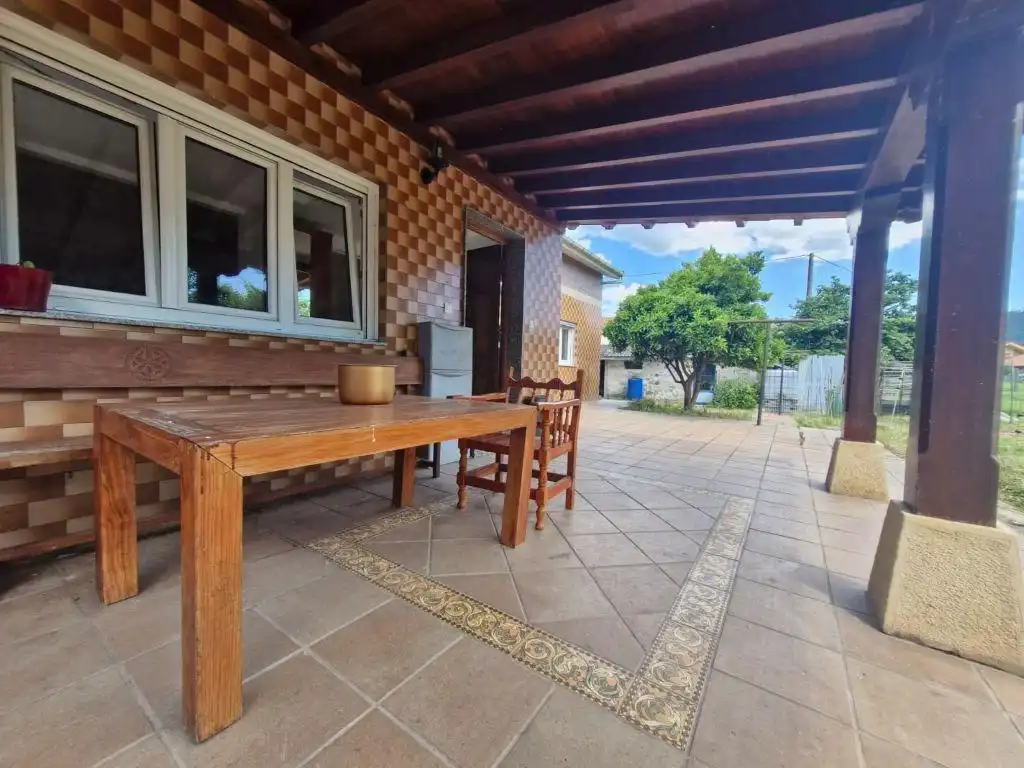 Terrassa de Casa o xalet en venda en Los Corrales de Buelna  amb Calefacció, Jardí privat i Traster